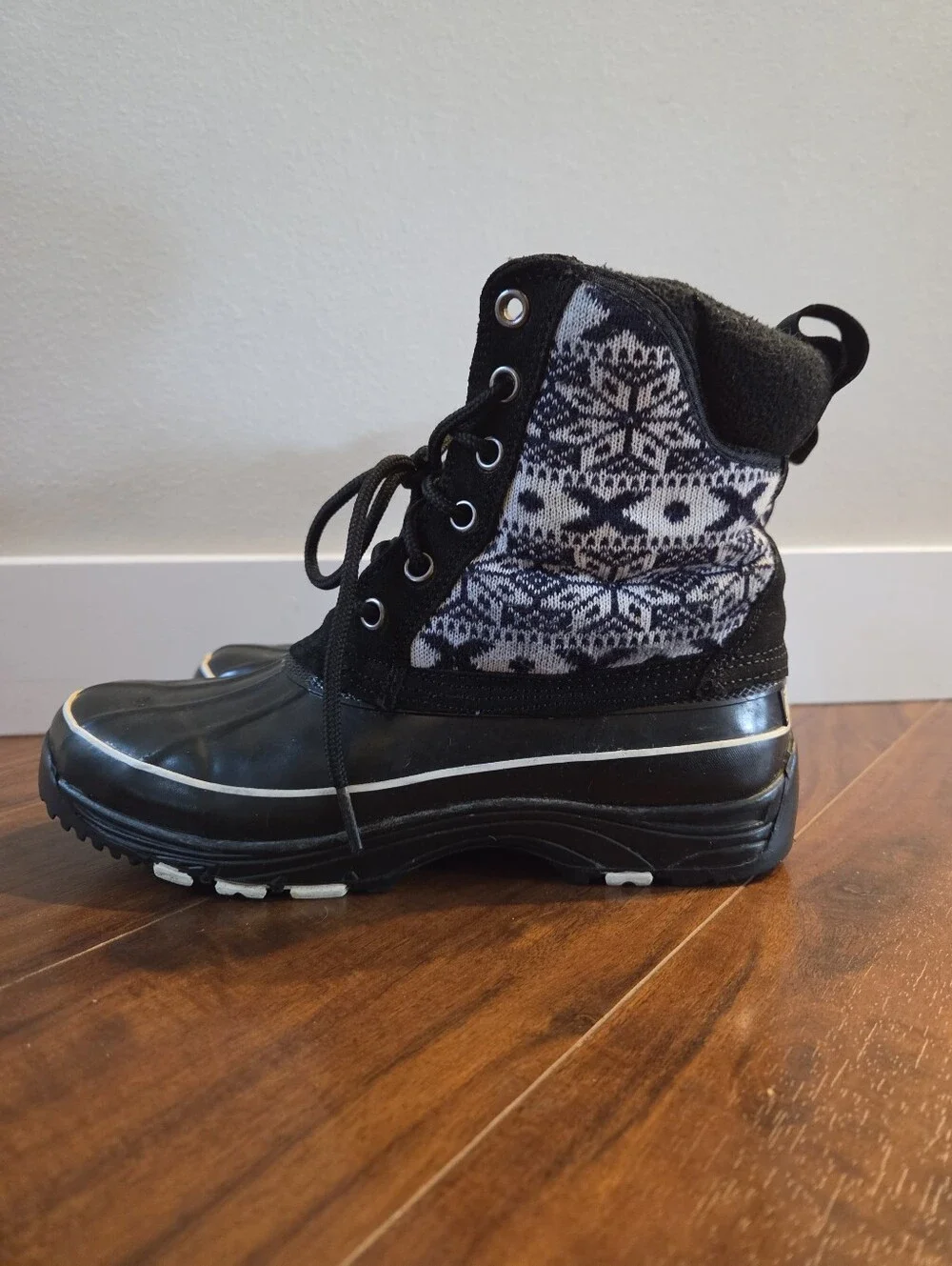 Khombu Black and White Women's Winter Boots Geometric Print Size 6M